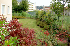 Tricamere con loggia e giardino privato